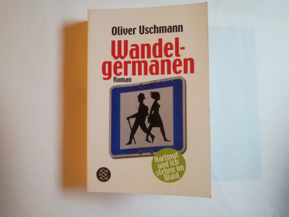 Wandelgermanen - Hartmut und ich stehen im Wald