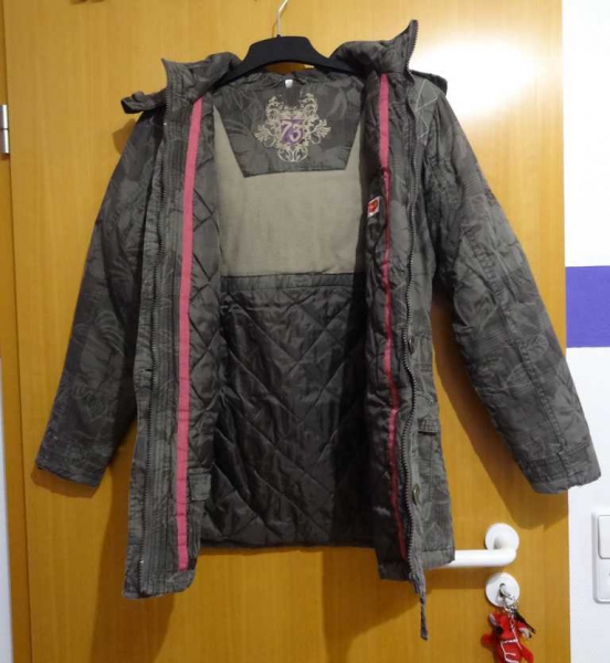 Schöner Wintermantel/ Winterjacke mit Fleecekaputze und Fell