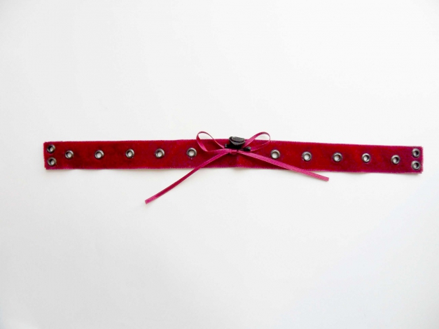 Dunkelrotes Samthalsband mit Nieten Schleife Rose Satin zum Schnüren