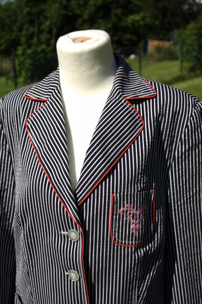 Sportlicher Blazer Delmod blau-weiß gestreift rote Einfassung Stickmotiv Taschen