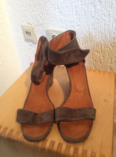 Chie Mihara Plateau Wildleder Sandale Sandalette Pumps 