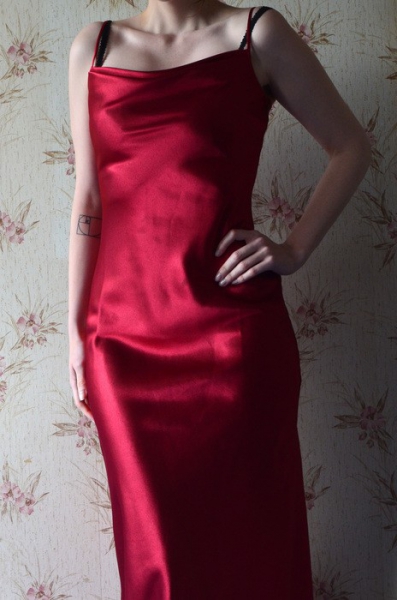 langes rotes Abendkleid
