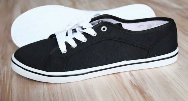 Schwarz-weiße Stoffschuhe