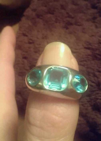 Ring mit hellblauen Steinen
