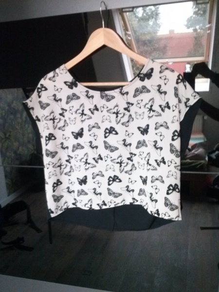 kurzes Shirt mit Schmetterlingen