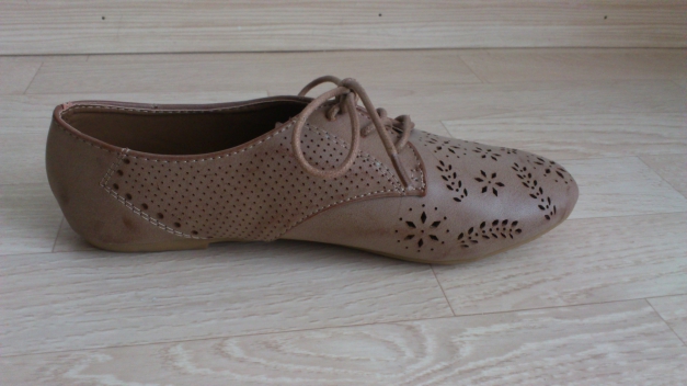Schnürer mit Lochmuster in Taupe 36 