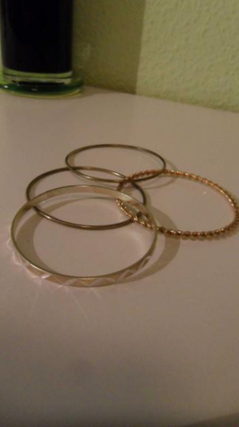 4 wunderschöne Armreifen - goldfarben -
