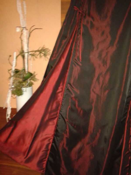 Schönes Abendkleid in rot- schwarzem Metalliclook