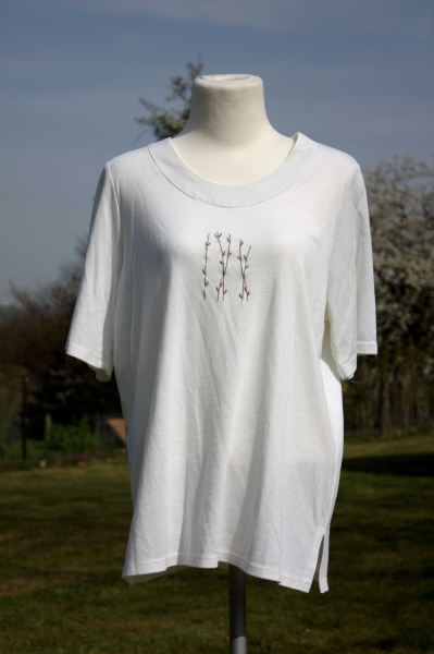 Schlichtes weisses Shirt mit aufgestickten Zweigen