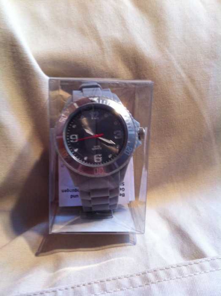 neue graue Uhr