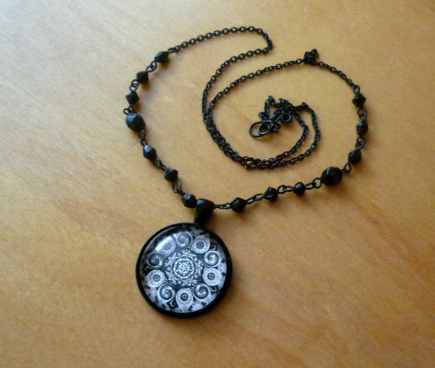 Amulett Kette Medaillon Gothic Ornament Mandala schwarz weiß rund Perlen emo ethno goa 