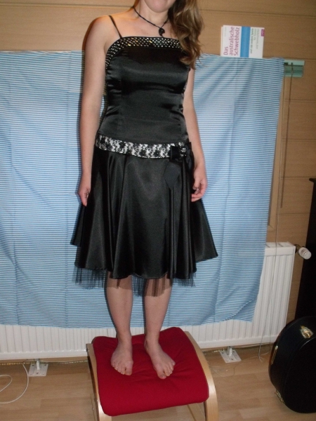 Knielanges Abendkleid