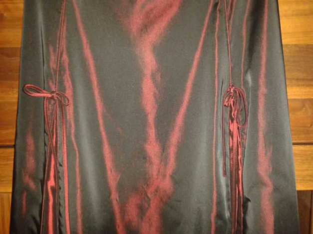 Schönes Abendkleid in rot- schwarzem Metalliclook