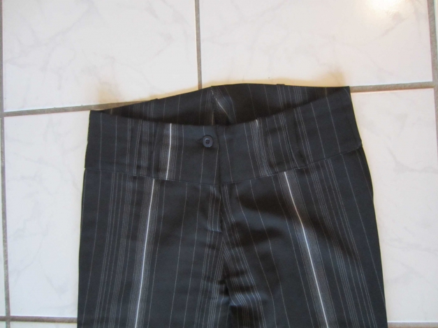 schöne schwarze Stoffhose mit weißen Streifen