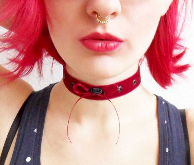 Dunkelrotes Samthalsband mit Nieten Schleife Rose Satin zum Schnüren
