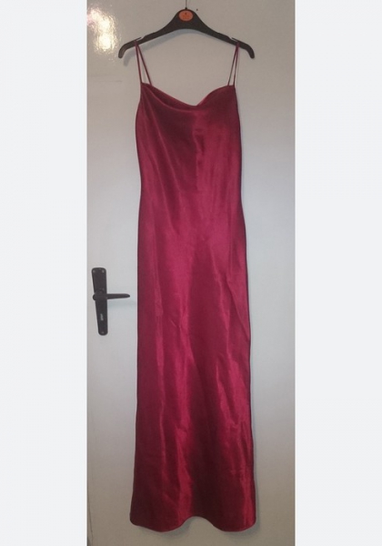 langes rotes Abendkleid