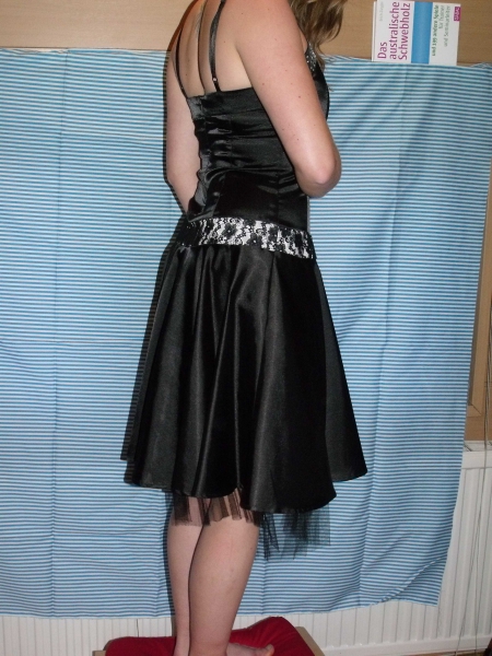 Knielanges Abendkleid