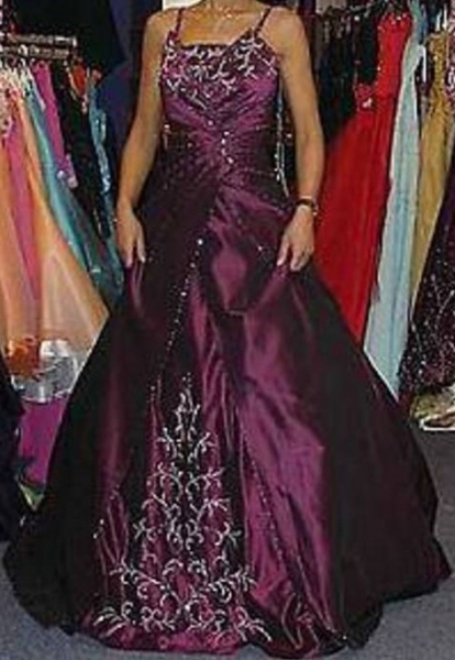 Brautkleid, Verlobungskleid, Galakleid, Prinzessinnen-Kleid in der Farbe Burgunder / Weinrot