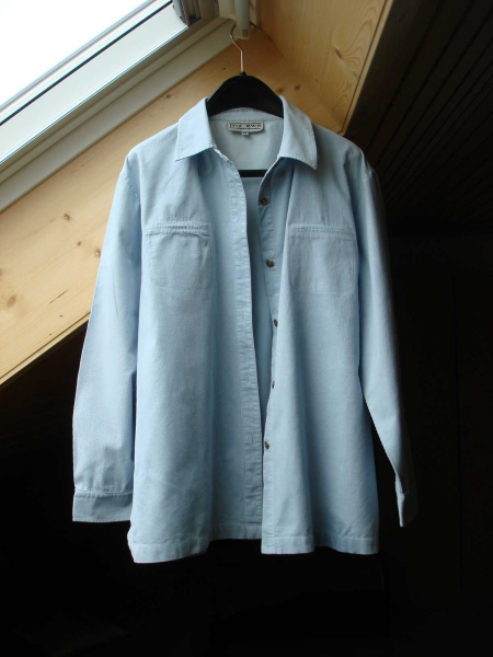 hellblaue Bluse aus Feincord