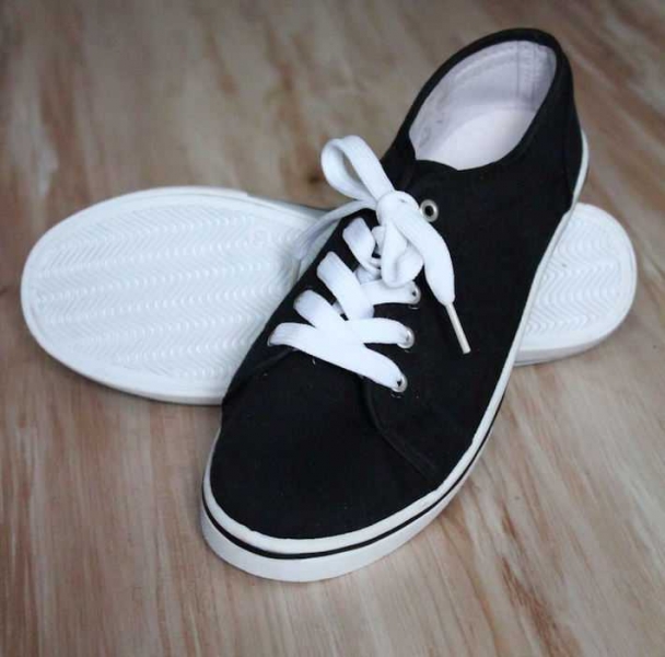 Schwarz-weiße Stoffschuhe