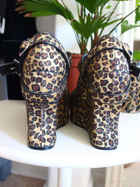 Wedges mit schimmerndem Leomuster