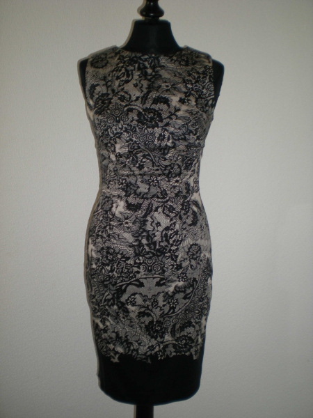 Elegantes gemustertes Kleid von Warehouse
