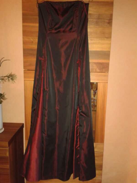 Schönes Abendkleid in rot- schwarzem Metalliclook