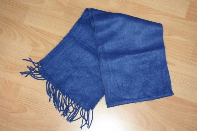 Blauer Schal mit Fransen