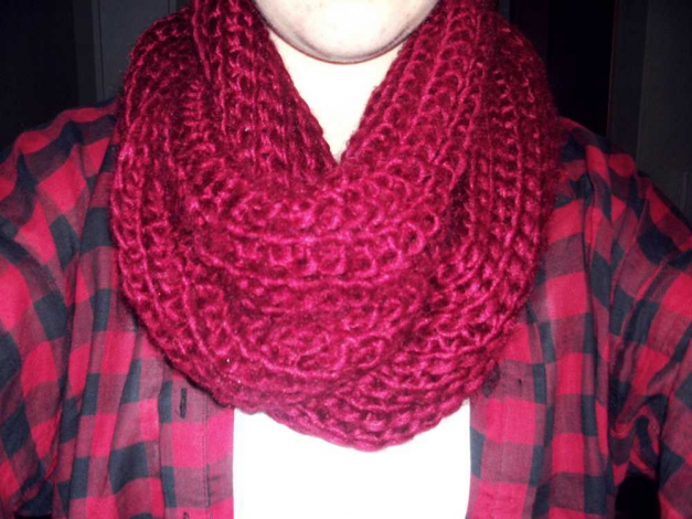 warmer roter gestrickter Schlauchschal