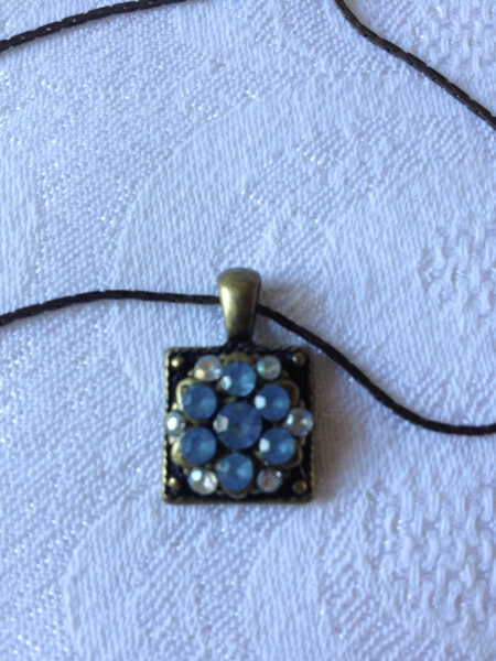 Schöne Kette in Altgold mit süßem Anhänger