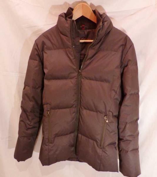 Dunkle Daunenjacke