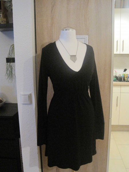 schwarzes Kleid langärmelig