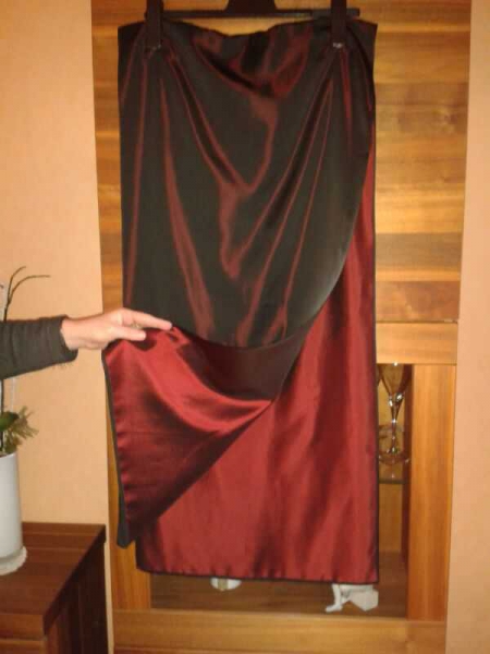 Schönes Abendkleid in rot- schwarzem Metalliclook