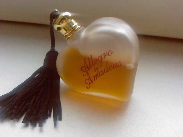  Zum Heranzoomen mit der Maus über das Bild fahren Ähnlichen Artikel verkaufen? Selbst verkaufen Details zu  Allegro by Amadeus 10 ml Parfum Miniatur - seltener Herzflakon 