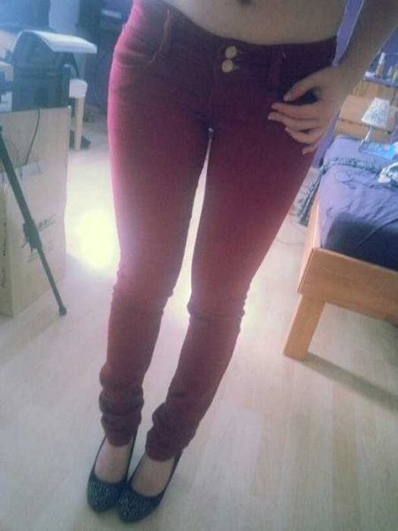 Rote Röhrenjeans in XS