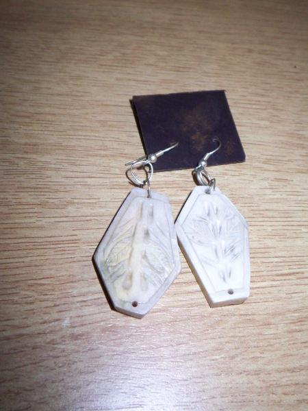 Ohrringe Hänger Stein Gravur beige NEU