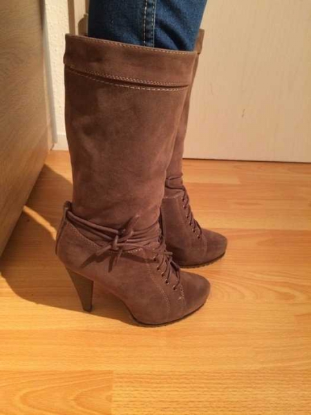 olivfarbene Stiefel