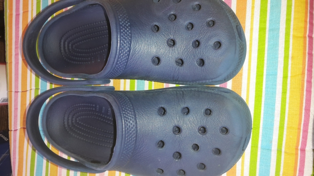 Schöne  blaue  crocs 