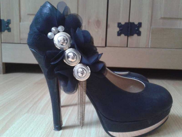 schwarze High Heels mit Hingucker