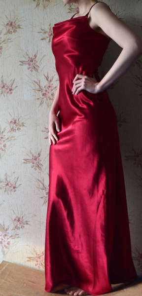 langes rotes Abendkleid