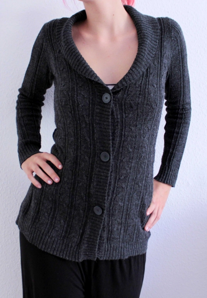 Grauer Cardigan -figurschmeichelnd-