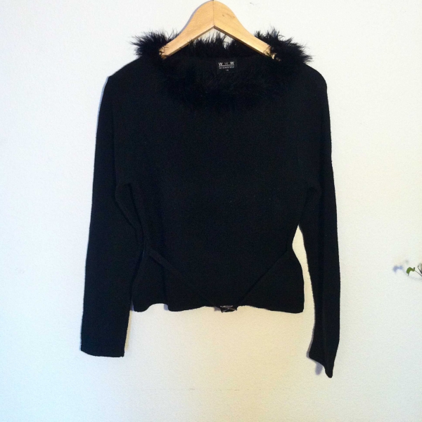 Schwarzer Pullover mit 