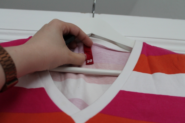 gestreiftes T-Shirt mit V-Kragen
