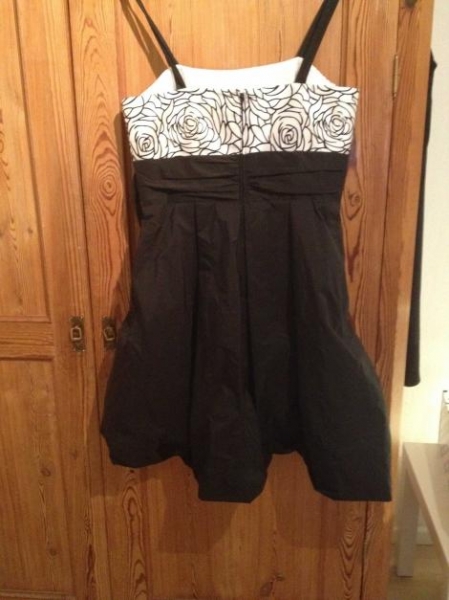 schwarz weißes Abendkleid