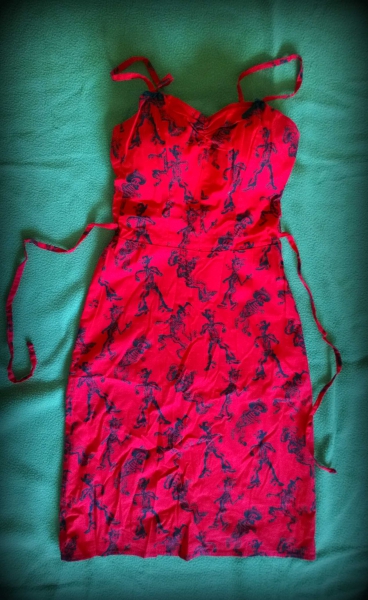 teuflisch sexy: rotes Skull-Kleid
