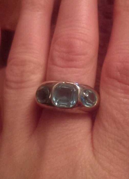 Ring mit hellblauen Steinen