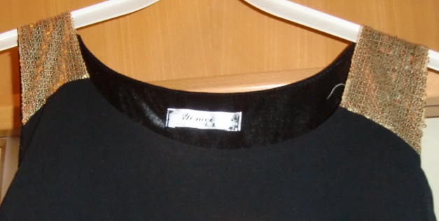 Schwarzes Kleid mit Pailletten an den Schultern