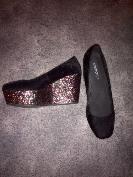 Neue Plateaupumps mit buntem Glitzer