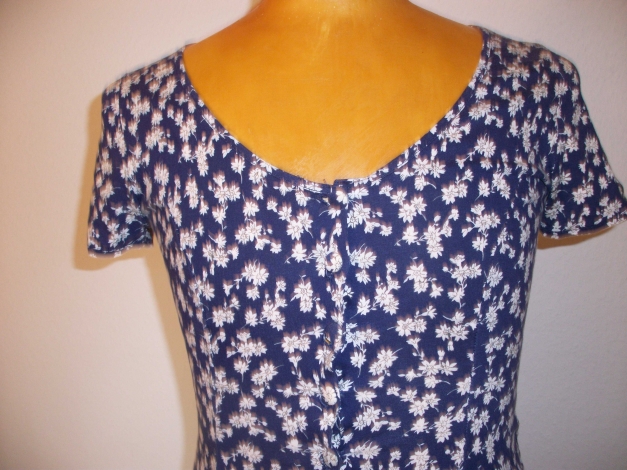 Blaues Kleid mit weißen Blümchen / United Colors of Benetton 