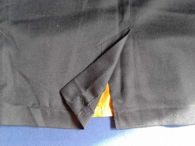 Schwarzer Bürorock mit Schlitz